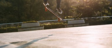 Kaykaycı şehir dışında kaykay yapıyor.