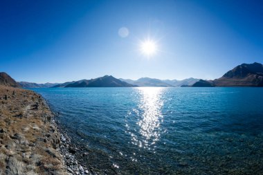 Tibet Çin 'de Yamdrok Gölü