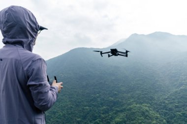 Uçan Drone bahar ormanında