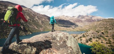 Kaykaycılar şehir dışında kaykay yapıyorlar.