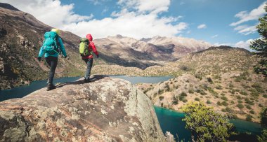 Kaykaycılar şehir dışında kaykay yapıyorlar.