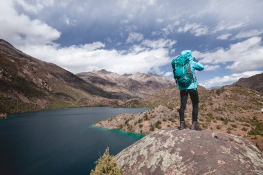 Güzel kış dağlarında yürüyüş yapan bir kadın.