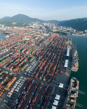 Shenzhen, Çin - 2022 dolaylarında Çin 'in Shenzhen kentindeki Yantian uluslararası konteyner terminalinin havadan görünüşü