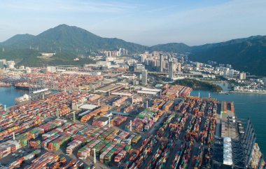 Shenzhen, Çin - 2022 dolaylarında Çin 'in Shenzhen kentindeki Yantian uluslararası konteyner terminalinin havadan görünüşü