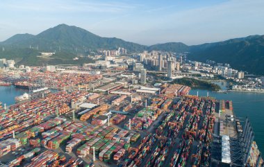 Shenzhen, Çin - 2022 dolaylarında Çin 'in Shenzhen kentindeki Yantian uluslararası konteyner terminalinin havadan görünüşü
