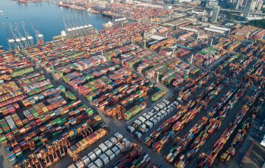 Shenzhen, Çin - 2022 dolaylarında Çin 'in Shenzhen kentindeki Yantian uluslararası konteyner terminalinin havadan görünüşü