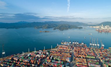 Shenzhen, Çin - 2022 dolaylarında Çin 'in Shenzhen kentindeki Yantian uluslararası konteyner terminalinin havadan görünüşü