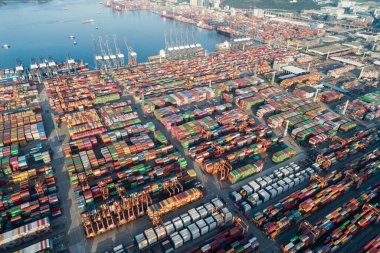 Shenzhen, Çin - 2022 dolaylarında Çin 'in Shenzhen kentindeki Yantian uluslararası konteyner terminalinin havadan görünüşü