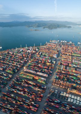 Shenzhen, Çin - 2022 dolaylarında Çin 'in Shenzhen kentindeki Yantian uluslararası konteyner terminalinin havadan görünüşü