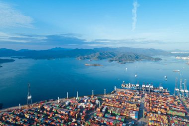 Shenzhen, Çin - 2022 dolaylarında Çin 'in Shenzhen kentindeki Yantian uluslararası konteyner terminalinin havadan görünüşü