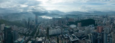 Shenzhen, Çin 'deki güzel şehir manzarasının havadan görünüşü