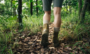 Orman iz hiking kadın uzun yürüyüşe çıkan kimse