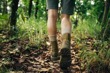 Orman iz hiking kadın uzun yürüyüşe çıkan kimse