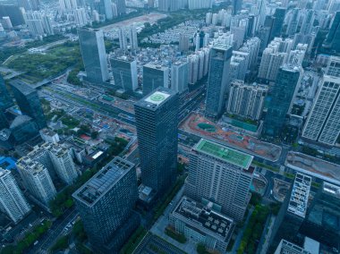 Shenzhen, Çin 'deki güzel şehir manzarasının havadan görünüşü