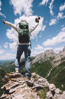 Yükseklerdeki dağın tepesinde kameralı amigoluk yapan fotoğrafçı.