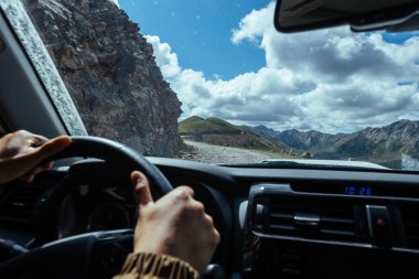 Doğada off-road araba sürmek