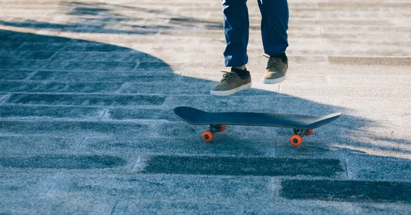 Asijské Skateboarder Skateboarding Moderním Městě — Stock fotografie