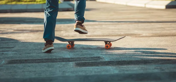 Skateboarder Skateboarding Aire Libre Ciudad —  Fotos de Stock