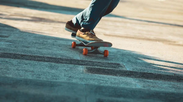 Skateboarder Skateboarding Εξωτερικούς Χώρους Στην Πόλη — Φωτογραφία Αρχείου