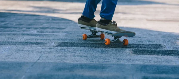 Skateboarder Skateboarding Εξωτερικούς Χώρους Στην Πόλη — Φωτογραφία Αρχείου