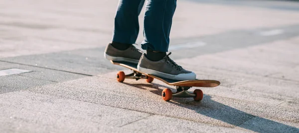 Aziatisch Skateboarder Skateboarden Moderne Stad — Stockfoto