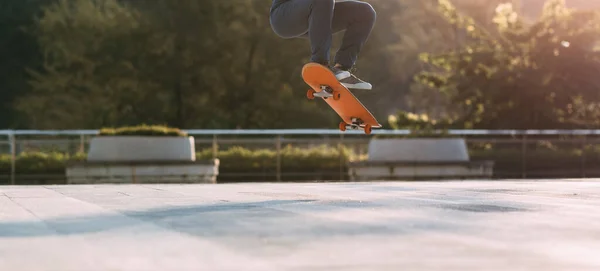 Asian Skateboarder Skateboarding Modern City — Stock Photo, Image