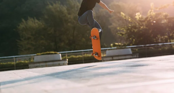 Asijské Skateboarder Skateboarding Moderním Městě — Stock fotografie