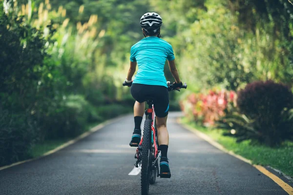 Woman Cycling Tropical Park Trail Summer — Stock Photo, Image