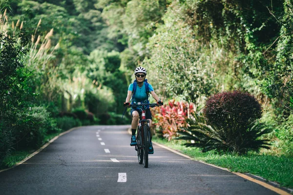 Yazın Tropikal Park Yolunda Bisiklet Süren Bir Kadın — Stok fotoğraf