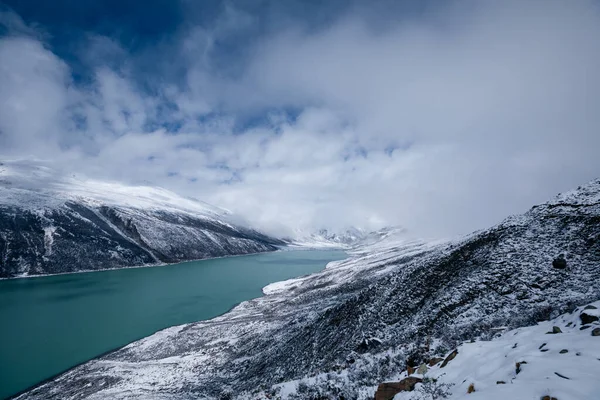 Snöar Höga Höjder Berg Och Sjö Vinterdagen — Stockfoto