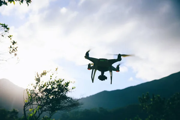Fehér Drón Fényképezőgéppel Repül Nyári Hegyekben — Stock Fotó