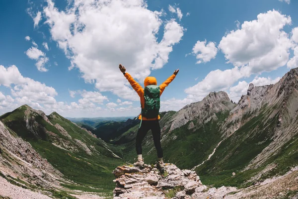 Успешная Женщина Турист Походы Закат Альпийский Пик — стоковое фото