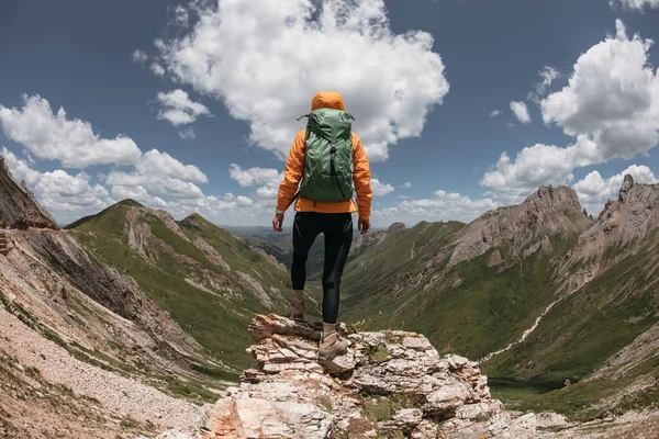 Успішна Жінка Рюкзак Пішохідний Заході Сонця Альпійський Гірський Пік — стокове фото