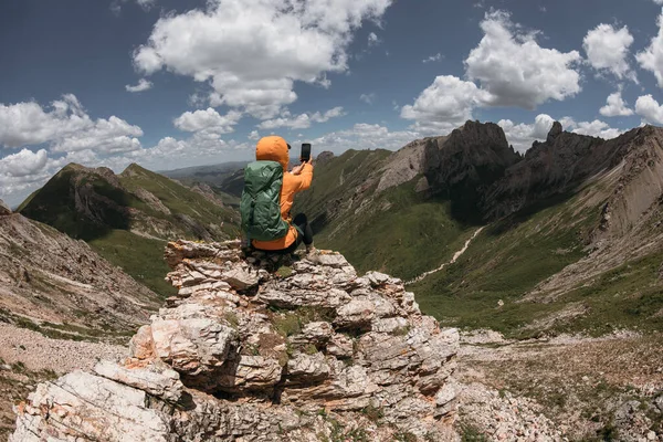 Erfolgreiche Backpacker Mit Smartphone Auf Alpiner Bergspitze — Stockfoto