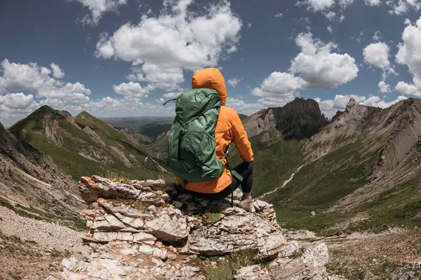 Erfolgreiche Backpackerin Wandert Auf Alpinem Gipfel — Stockfoto
