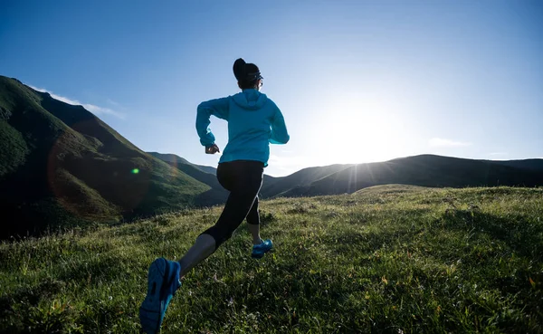 Dağın Tepesinde Koşan Fitness Kadın Koşucusu — Stok fotoğraf