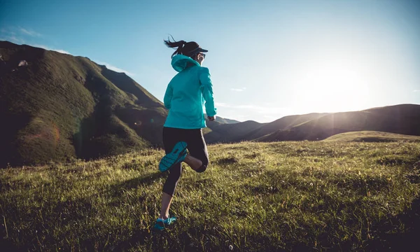 Fitness Žena Běžec Běží Vrcholu Hory — Stock fotografie