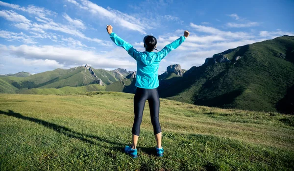 Exitosa Mujer Senderismo Puesta Del Sol Pico Montaña Alpina — Foto de Stock