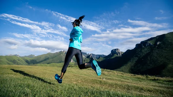 Junge Ultramarathonläuferin Läuft Auf Berggipfel — Stockfoto