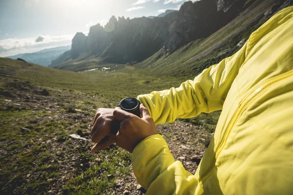 Жінка Висоті Гора Зверху Перевіряє Альтиметр Спортивний Годинник — стокове фото