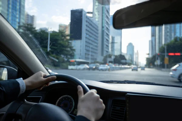 Personnes Conduisant Une Voiture Sur Route Ville — Photo