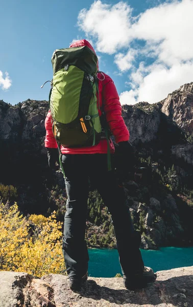 Donna Escursionista Zaino Spalla Belle Montagne Invernali — Foto Stock