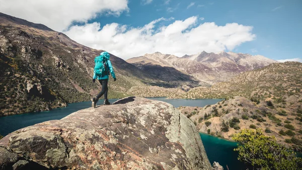 Backpacker Wandern Den Hohen Winterbergen — Stockfoto