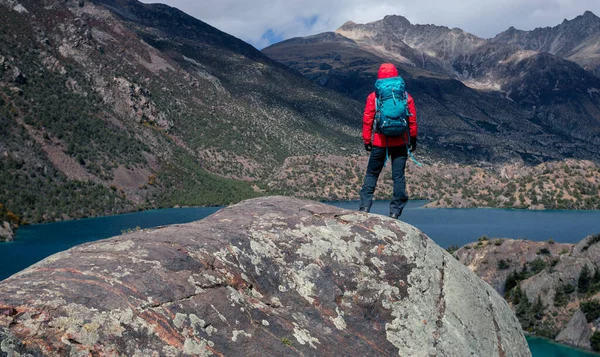 Backpacker Turistika Vysoké Nadmořské Výšce Zimní Hory — Stock fotografie