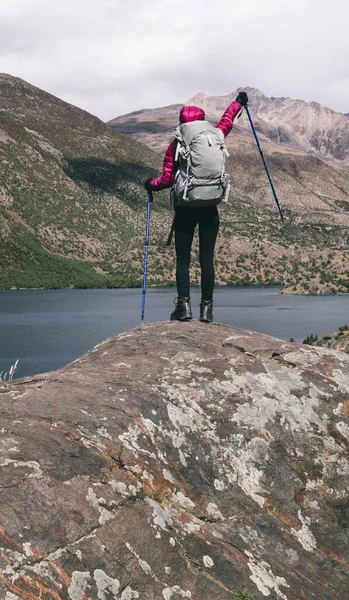 Backpacker Vandring Hög Höjd Vinter Berg — Stockfoto