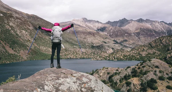 Mochilero Mujer Senderismo Hermosas Montañas Invierno — Foto de Stock