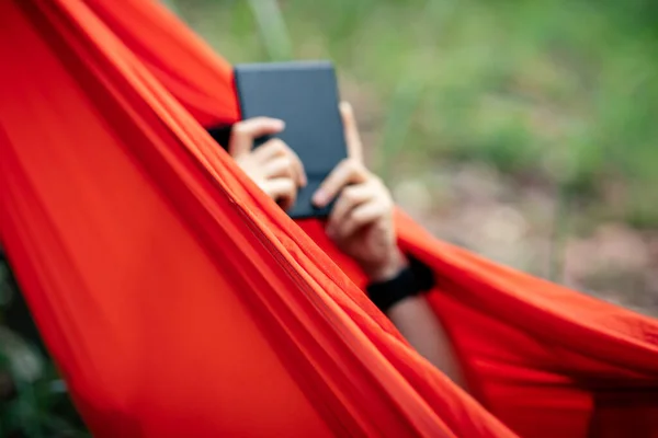 Lettura Ebook Amaca Nella Foresta Tropicale — Foto Stock