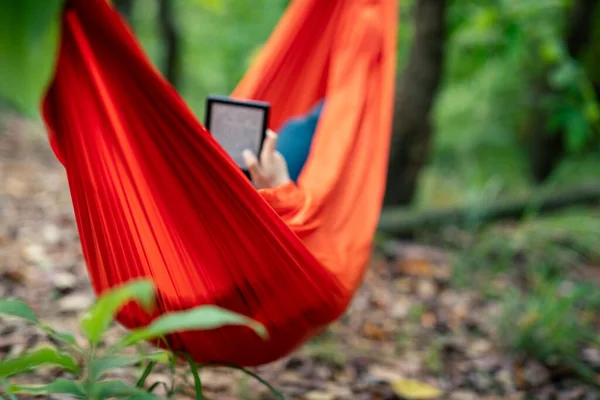 Leesboek Hangmat Tropisch Bos — Stockfoto