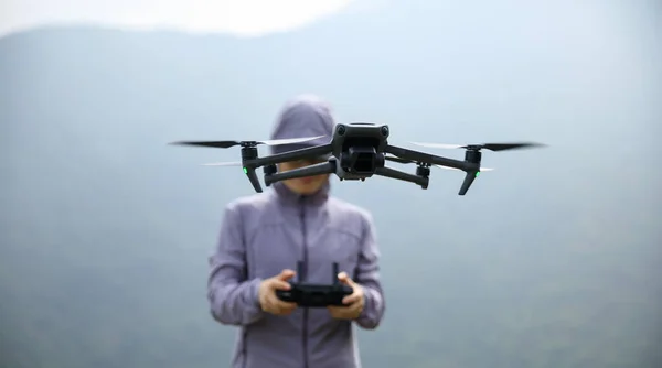 Remotel Ellenőrzése Egy Repülő Drón Tavaszi Erdőben — Stock Fotó