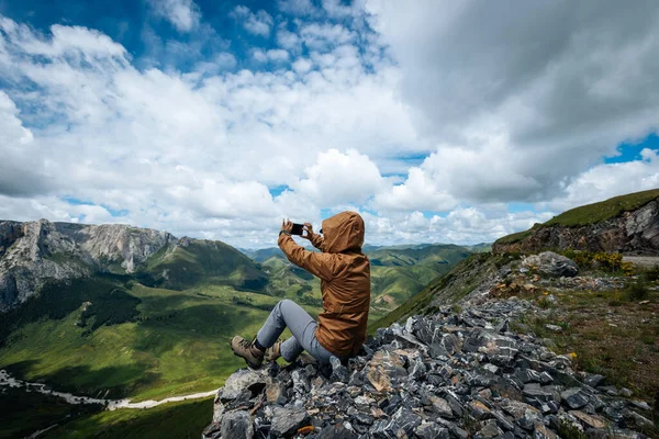 Успешная Женщина Турист Помощью Смартфона Альпийской Вершине Горы — стоковое фото
